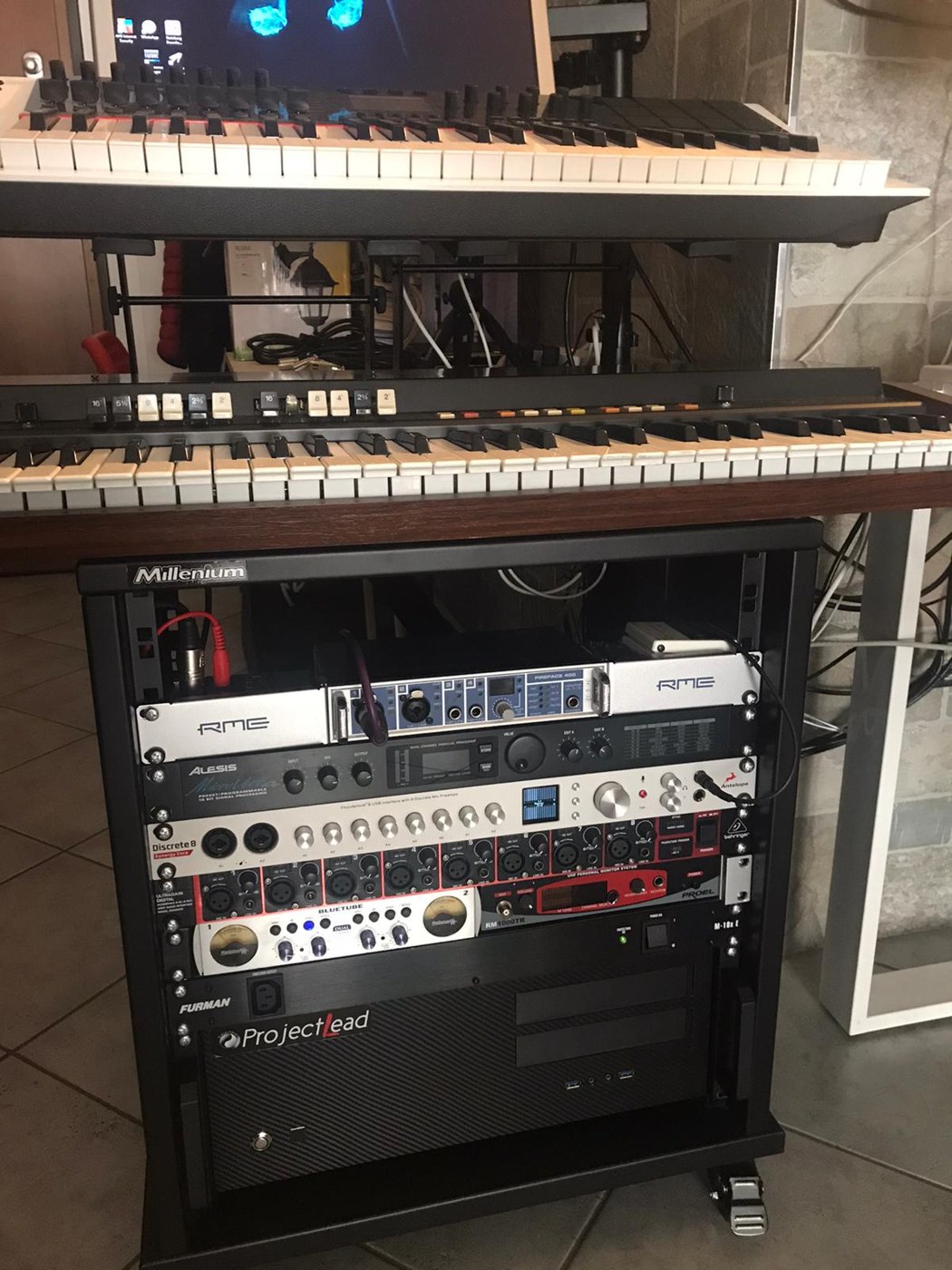 Tastiere e attrezzatura audio nello studio